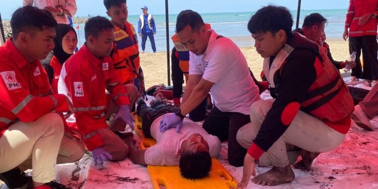 Peringati HUT Ke-79, KRS PMI Batang Unjuk Gigi Simulasi Penyelamatan di Laut