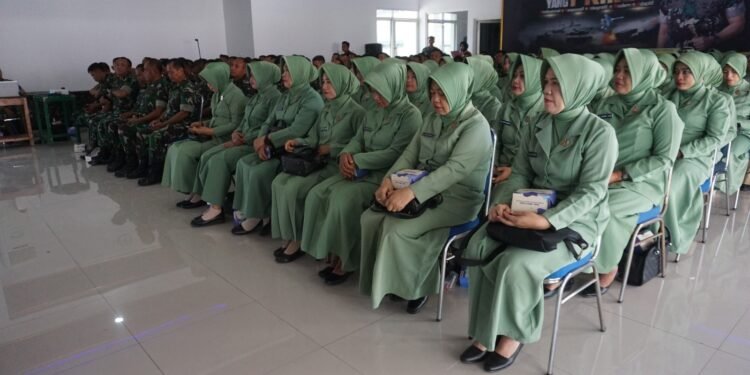 Prajurit, PNS dan Persit Kodim 0736/Batang Menerima Penyuluhan Hukum Dari Kumdam IV/Diponegoro