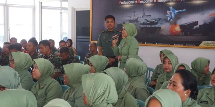 Prajurit, PNS dan Persit Kodim 0736/Batang Menerima Penyuluhan Hukum Dari Kumdam IV/Diponegoro