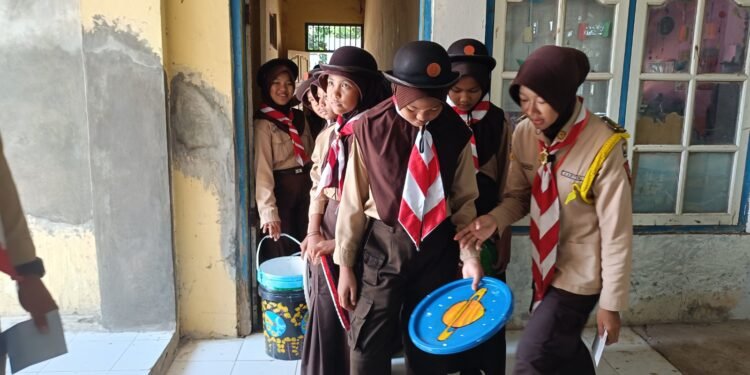 Ajak Jaga Kebersihan, Kwarran Batang Bagikan Tong Sampah Bermotif