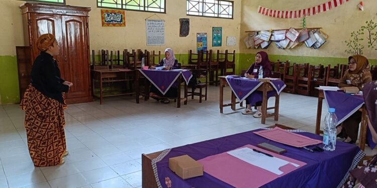 Puluhan Pelajar SD Beradu Dhagel Ijen Untuk Pertama Kali