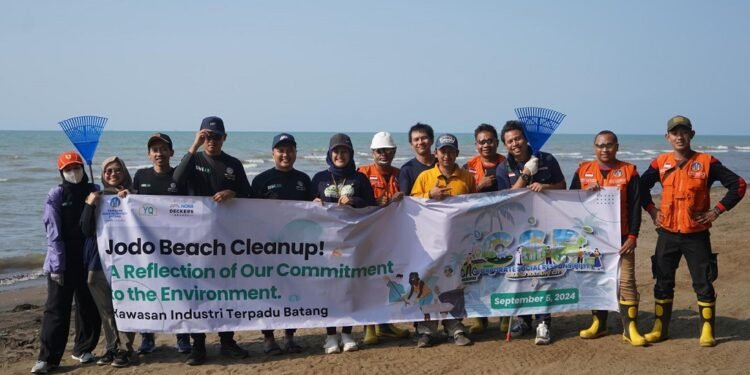 Jaga Kelestarian Alam, KITB Galakkan Aksi Bersih-Bersih Pesisir Pantai Jodo