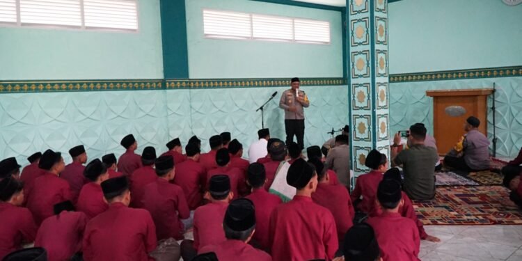 Berbaur dengan Santri, Kapolres Batang Tekankan Pentingnya Perkuat Persatuan dan Kesatuan