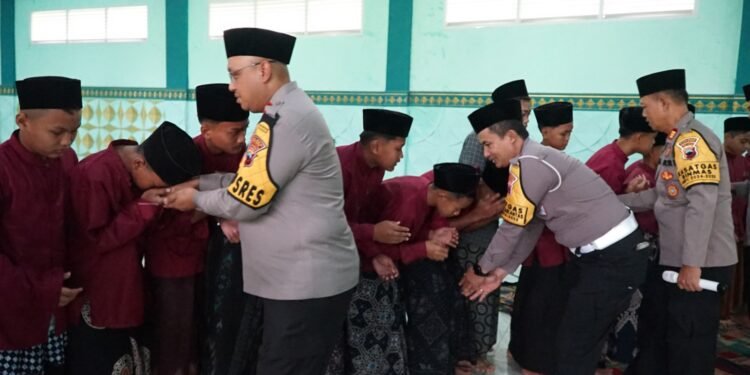 Berbaur dengan Santri, Kapolres Batang Tekankan Pentingnya Perkuat Persatuan dan Kesatuan