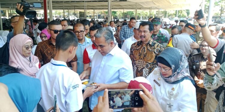 Tiga Ribu Pelajar Batang Makan Bergizi Secara Gratis
