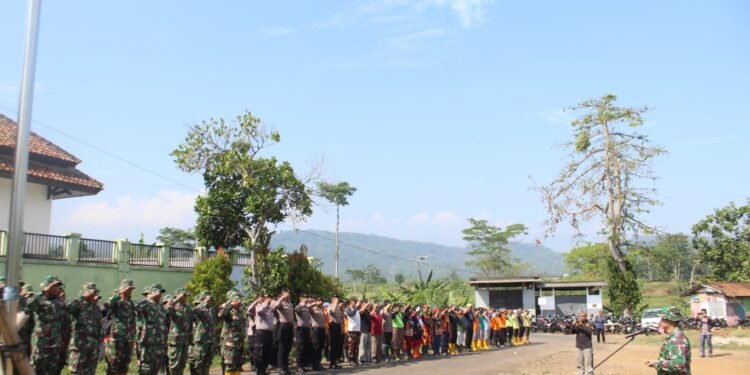 Dalam Rangka HUT TNI ke-79 Prajurit Kodim 0736/ Batang, Polres Batang dan Masyarakat Normalisasi Sungai Mlangi Desa Tersono