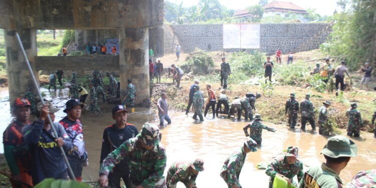 Dalam Rangka HUT TNI ke-79 Prajurit Kodim 0736/ Batang, Polres Batang dan Masyarakat Normalisasi Sungai Mlangi Desa Tersono