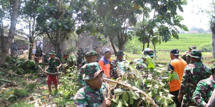 Dalam Rangka HUT TNI ke-79 Prajurit Kodim 0736/ Batang, Polres Batang dan Masyarakat Normalisasi Sungai Mlangi Desa Tersono