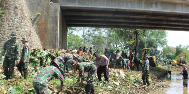 Dalam Rangka HUT TNI ke-79 Prajurit Kodim 0736/ Batang, Polres Batang dan Masyarakat Normalisasi Sungai Mlangi Desa Tersono