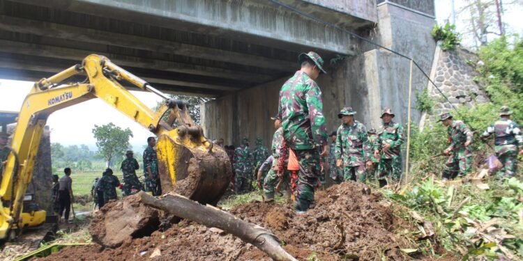 Dalam Rangka HUT TNI ke-79 Prajurit Kodim 0736/ Batang, Polres Batang dan Masyarakat Normalisasi Sungai Mlangi Desa Tersono