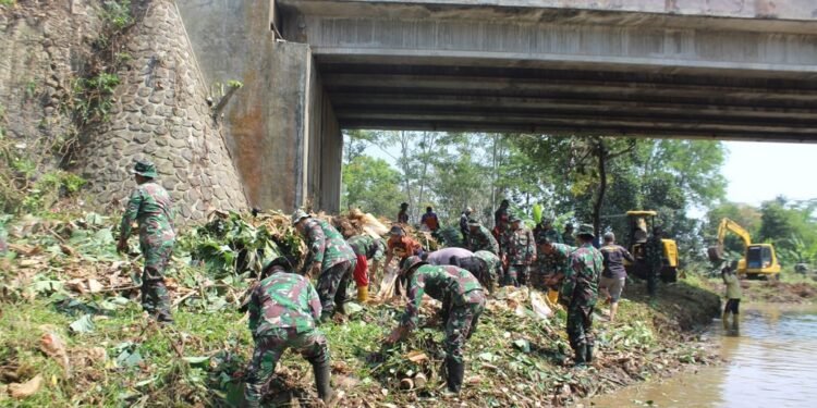 Ratusan Prajurit Dikerahkan, Keruk Sedimentasi Sungai Mlangi