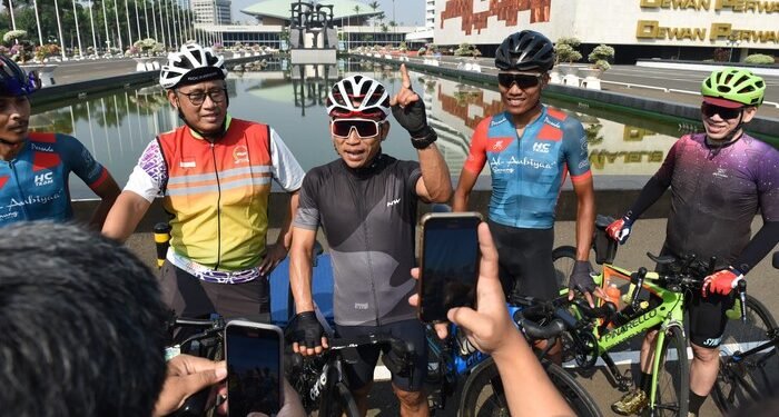 Tunaikan Nazar, Anggota DPR Terpilih Bersepeda dari Batang ke Jakarta