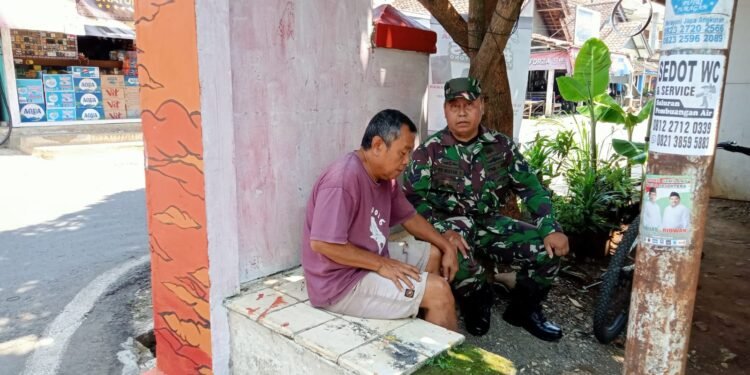 Berikan Rasa Aman, Babinsa Lakukan Patroli dan Komsos di Desa Binaan