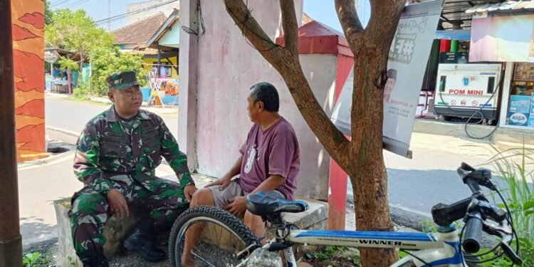 Berikan Rasa Aman, Babinsa Lakukan Patroli dan Komsos di Desa Binaan