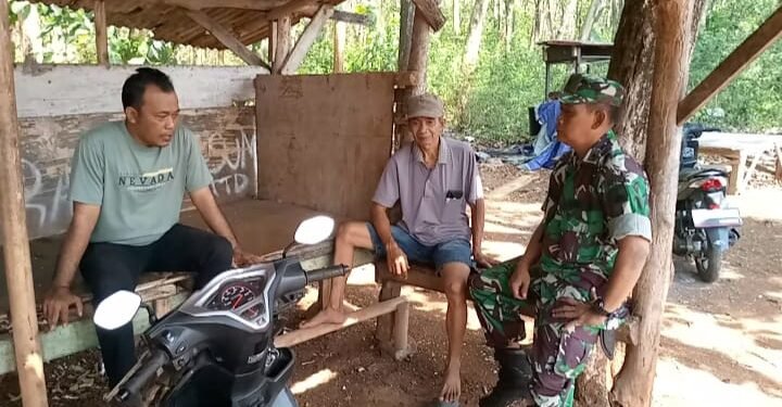 Berikan Rasa Aman, Babinsa Lakukan Patroli dan Komsos di Desa Binaan