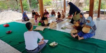 Lansia Binaan Yayasan Kiwari Gelar Kegiatan Menganyam Bambu, Hasilkan Besek sebagai Sumber Pendapatan
