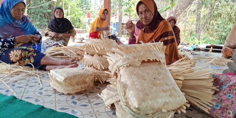 Lansia Binaan Yayasan Kiwari Gelar Kegiatan Menganyam Bambu, Hasilkan Besek sebagai Sumber Pendapatan