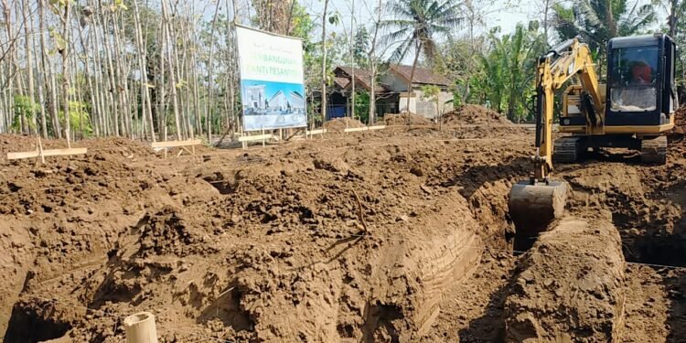 Lansia Binaan Yayasan Kiwari Gelar Kegiatan Menganyam Bambu, Hasilkan Besek sebagai Sumber Pendapatan