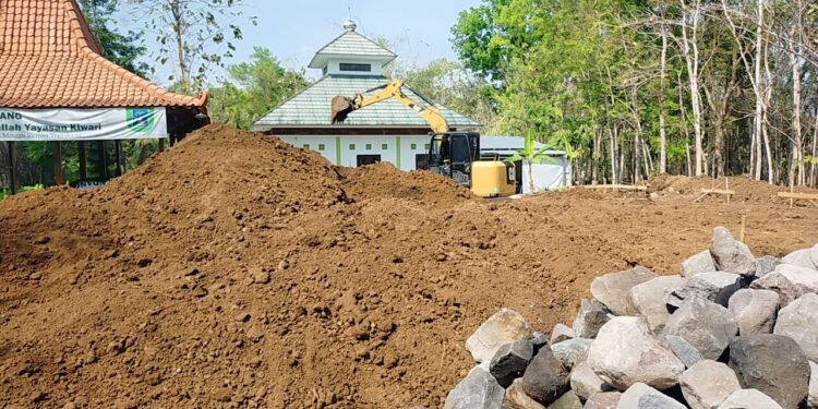 Lansia Binaan Yayasan Kiwari Gelar Kegiatan Menganyam Bambu, Hasilkan Besek sebagai Sumber Pendapatan