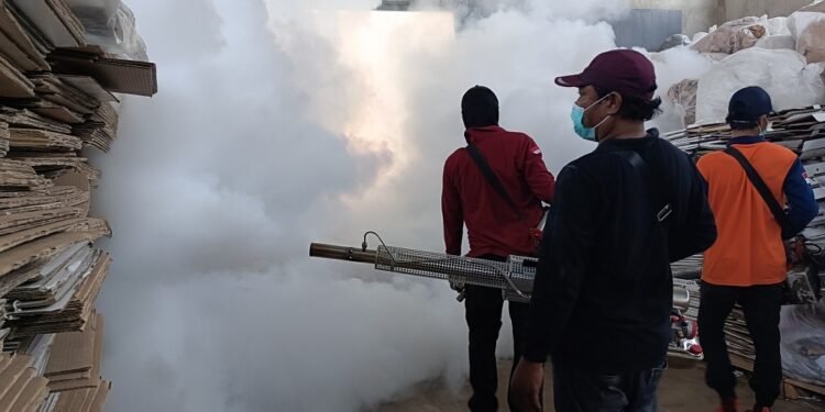 Lindungi Logistik, KPU Batang Intens Semprotkan Insektisida