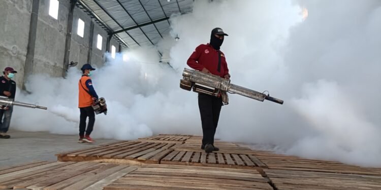 Lindungi Logistik, KPU Batang Intens Semprotkan Insektisida