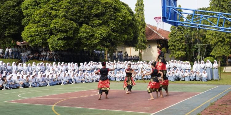 Memperingati Bulan Bahasa, SMA Negeri 1 Bandar Mengadakan SPEKTRA