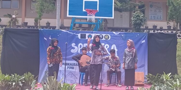 Memperingati Bulan Bahasa, SMA Negeri 1 Bandar Mengadakan SPEKTRA