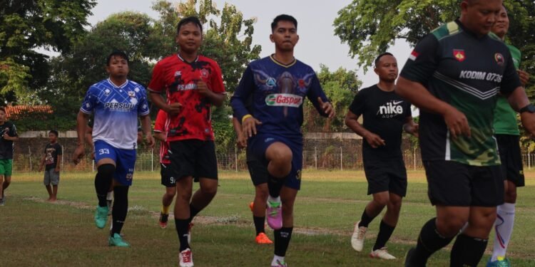 Dandim Batang Latih Fisik Para Pemain Sepak Bola Kombat FC