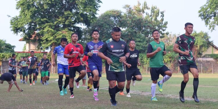Dandim Batang Latih Fisik Para Pemain Sepak Bola Kombat FC