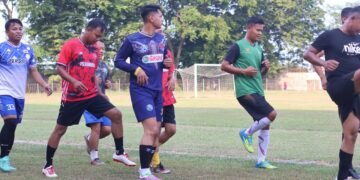 Dandim Batang Latih Fisik Para Pemain Sepak Bola Kombat FC
