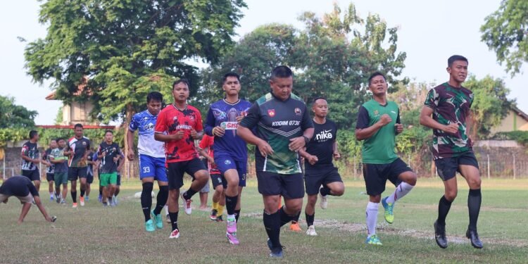Dandim Batang Latih Fisik Para Pemain Sepak Bola Kombat FC