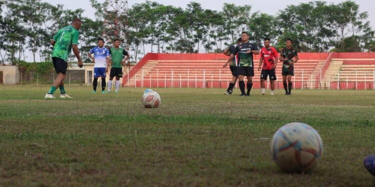 Dandim Batang Latih Fisik Para Pemain Sepak Bola Kombat FC