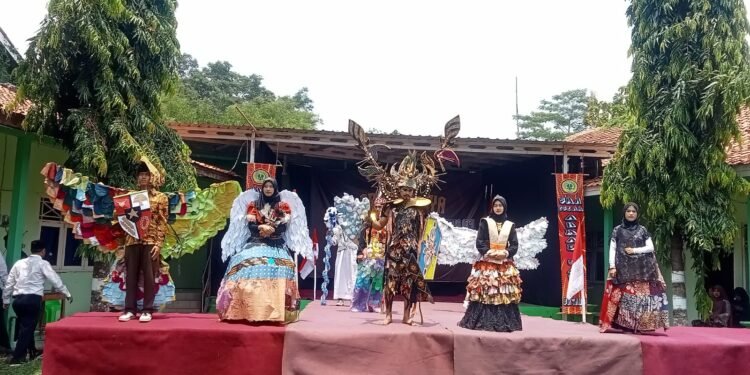 SMA Islam Ahmad Yani Batang Pamerkan Karya Hasil Daur Ulang Sampah