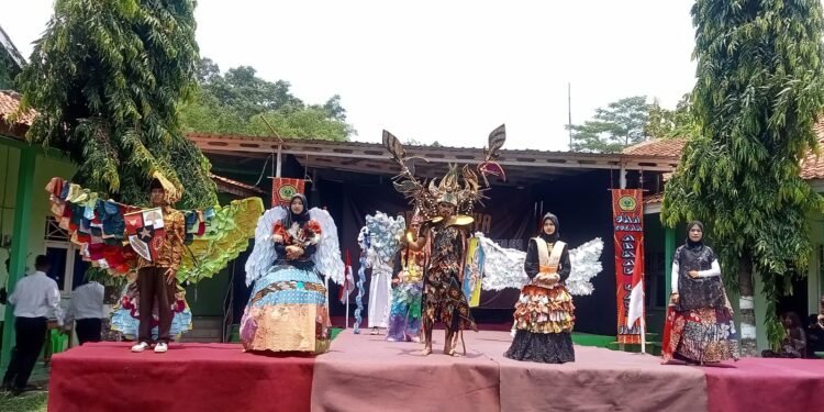 SMA Islam Ahmad Yani Batang Pamerkan Karya Hasil Daur Ulang Sampah