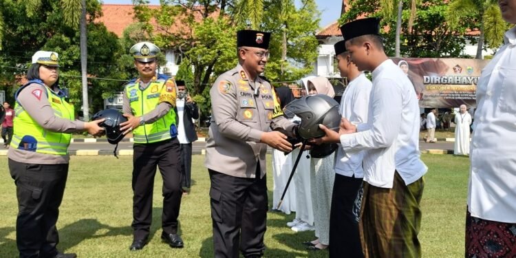 Bagikan Helm, Upaya Pembiasaan Santri Tertib Berlalu Lintas