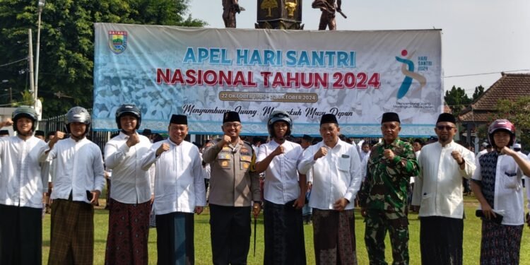 Bagikan Helm, Upaya Pembiasaan Santri Tertib Berlalu Lintas