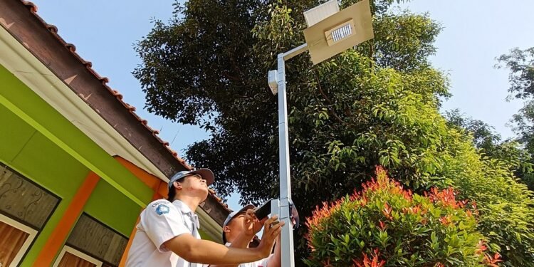 Efisienkan Energi, Pelajar Batang Rakit Lampu Tenaga Surya