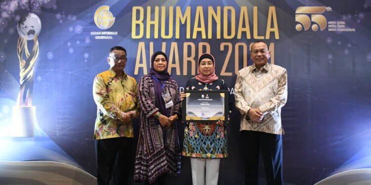 Pj Bupati Batang Raih Bhumandala Award 2024, Bukti Keunggulan Pemanfaatan Informasi Geospasial
