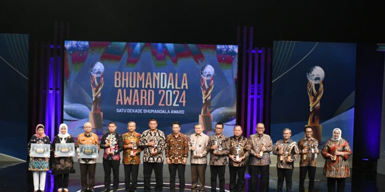 Pj Bupati Batang Raih Bhumandala Award 2024, Bukti Keunggulan Pemanfaatan Informasi Geospasial