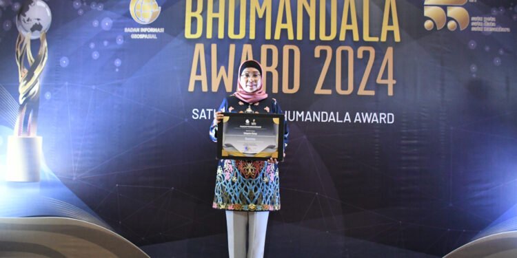 Pj Bupati Batang Raih Bhumandala Award 2024, Bukti Keunggulan Pemanfaatan Informasi Geospasial