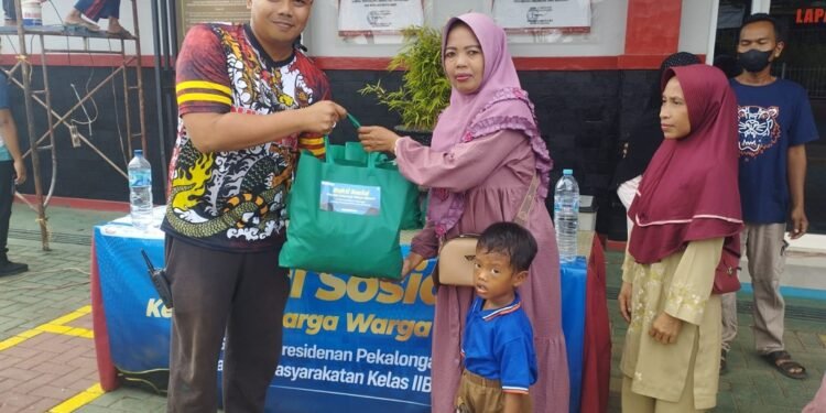 Eratkan Silaturahmi, Keluarga WBP Lapas Batang Dapat Paket Sembako