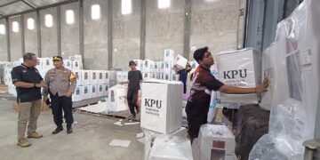 Dikawal Ketat, KPU Batang Mulai Distribusikan Logistik