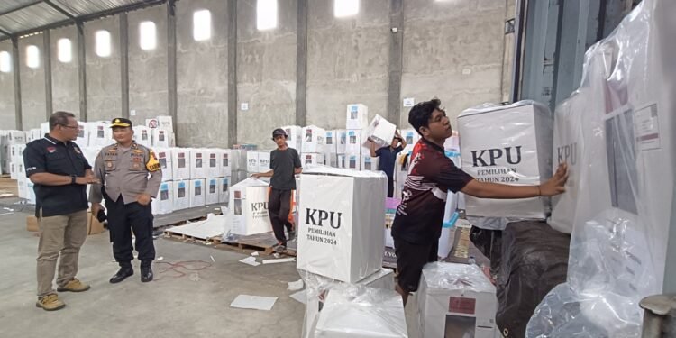Dikawal Ketat, KPU Batang Mulai Distribusikan Logistik