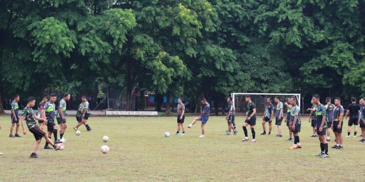Jaga Stamina Tubuh ,Dandim Ajak Anggota Bermain Sepakbola