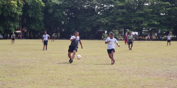 Jaga Stamina Tubuh ,Dandim Ajak Anggota Bermain Sepakbola