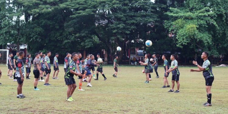 Jaga Stamina Tubuh ,Dandim Ajak Anggota Bermain Sepakbola