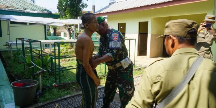 Wujudkan Kenyamanan Kota, Kodim Berkolaborasi Dengan Satpol PP Batang “Amankan” ODGJ