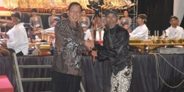 Jaga Kelestarian Budaya, Ratusan Generasi Muda Tonton Pagelaran Wayang Kulit di Batang