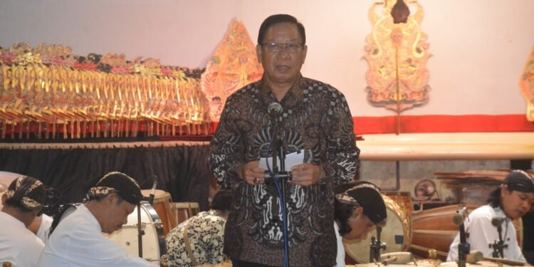 Jaga Kelestarian Budaya, Ratusan Generasi Muda Tonton Pagelaran Wayang Kulit di Batang