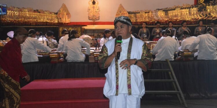 Jaga Kelestarian Budaya, Ratusan Generasi Muda Tonton Pagelaran Wayang Kulit di Batang